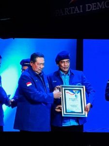 M.Ridho Ficardo Terima Penghargaan dari SBY