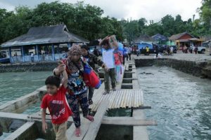 Situasi Berangsur Membaik, 135 Pengungsi Pulau Sebesi Di Lapangan Tenis Indoor Dipulangkan