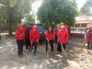 Dukung Program Bupati, Persatuan Dharma Wanita Dispora Lamteng Lakukan Jumat Bersih