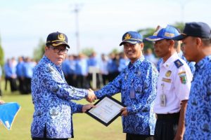 Pemkab Pesawaran Berikan Penghargaan Peserta Upacara Terbaik