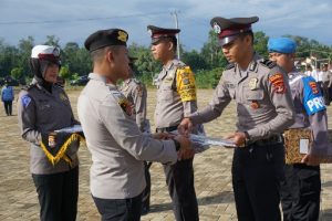 Hari Kesadaran Nasional, Kapolres Pesawaran Berikan Penghargaan Personel Berprestasi