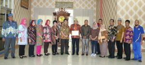 Wabup Eriawan Terima Bantuan Korban Tsunami Desa Legundi Rp 100 Juta dari Pemprov Lampung