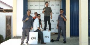 Tiga Komisioner Bawaslu Pesisir Barat Kroscek Kualitas Kota Suara di Gudang KPU