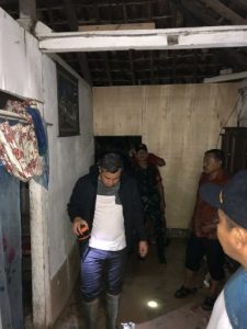 Bupati Dendi Tinjau Rumah Warga Terdampak Banjir
