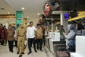 Perbincangan Gubernur Ridho Bersama Menhub Sebelum Presiden Tiba di Bandara Raden Inten II
