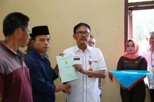 Agus Istiqlal Serahkan 695 Sertifikat Tanah di Kecamatan Bangkunat