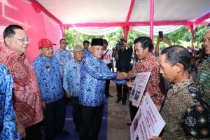 Dampingi Anggota DPR RI, Plt Bupati Lamsel Serahkan Bantuan Alsintan di Kecamatan Sragi
