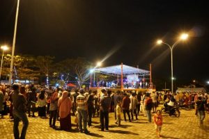 Ratusan Warga Padati GOR Way Handak, Nikmati Live Musik dan Berswafoto di Ruang Terbuka