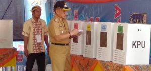 Sah, Wakil Walikota Djohan dan Keluarga Nyoblos di TPS 13 Jalan Gabus Metro Timur