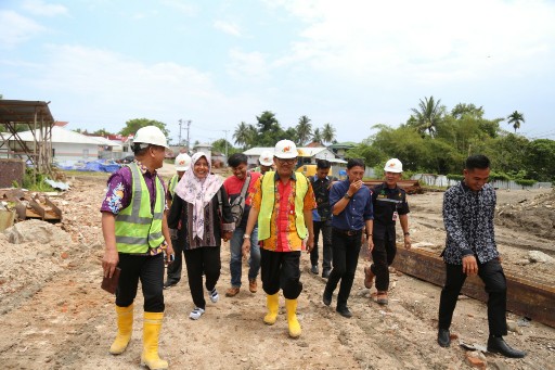 Agus Istiqlal Tinjau Progres Pembangunan Komplek Pemkab Pesisir Barat