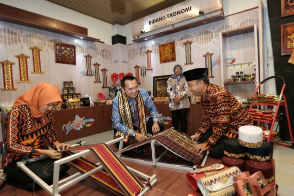 Naik Mobil Odong-odong, Gubernur Ridho Menyambangi Anjungan di Lampung Fair 2019
