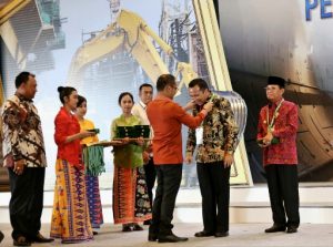 Sukses Bina Ketenagakerjaan, Gubernur Ridho Terima Penghargaan K3 ke-9