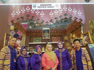 Ketua Dekranasda Kabupaten Pesibar Septi Istiqlal Hadiri Pameran Kerajinan Internasional