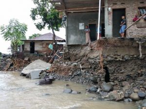 Banjir Gerus Rumah Warga di Ulok Bamban Pesisir Barat