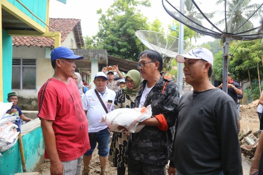 Sambangi Lokasi Terdampak Longsor, Agus Istiqlal Serahkan Bantuan Sembako