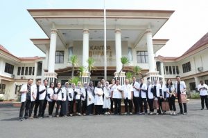 Plt Bupati Lampung Selatan, Nanang Ermanto Lepas 18 Dokter Internship