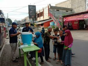 Kepedulian Sesama di Bulan Suci Ramadhan, IWO Metro Bagi Takjil Gratis