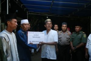 Safari Ramdhan, Bupati Serahkan Bantuan di Tanjung Sakti Lemong