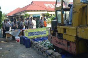 Jelang Idul Fitri 1440 H, Polres Tulang Bawang Musnahkan Ratusan Botol BB Miras