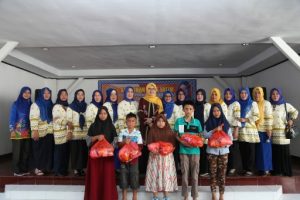 TP PKK Pesisir Barat Bagi-bagi Sembako pada Ratusan Anak Yatim