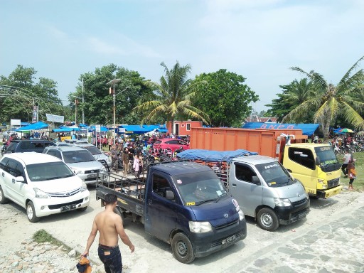 Momen Lebaran, Ribuan Kendaraan Roda Dua Penuhi Pantai Labuhan Jukung