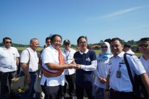 Bupati Pesibar Sambut Kedatangan Penumpang Perdana Pesawat Wings Air