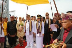 Tiba di Lampung, Gubernur Arinal Djunaidi dan Wagub Chusnunia Chalim Disambut Prosesi Adat