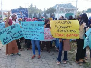 Ratusan Masyarakat Bumi Sari Tuntut Pilkades Ulang