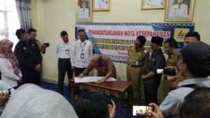 Didampingi Sekda, Bupati Pesisir Barat Teken Nota Kesepahaman dengan PLN