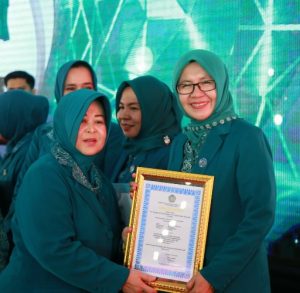 TP PKK Pesisir Barat Terima Penghargaan Pakarti Madya III