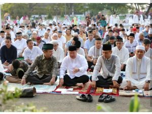 Pj. Gubernur Boytenjuri Shalat Idul Fitri di Lapangan Saburai Bersama Mantan Gubernur Ridho Ficardo