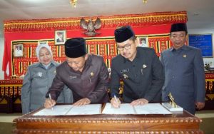 Disetujui Delapan Fraksi, DPRD Lampung Selatan Sepakati Ranperda APBD Perubahan Tahun Anggaran 2019 Jadi Perda