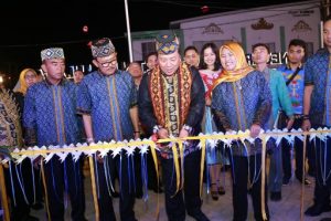 Dampingi Gubernur Agus Istiqlal Buka Pesona Anjungan Pesisir Barat