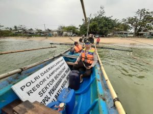 Jaga Keamanan Laut Polsek Bengkunat Patroli di Pulau Terluar