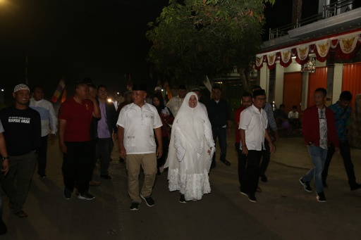 Pulang Haji, Tangis Haru Warnai Kedatangan Nanang Ermanto dan Istri