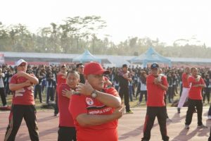 Awali Aktifitas, Plt Bupati dan Ketua TP PKK Lamsel Senam Bersama Ribuan Pelajar