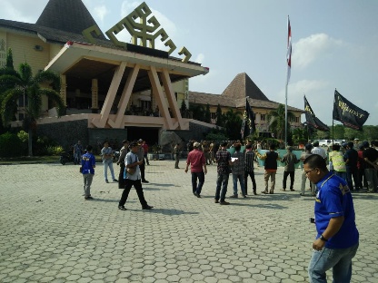 Menyoal Kebobrokan Pengeloaan Anggaran, Bendera Keramat Berkibar di Depan Pemkab Tubaba