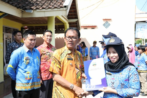 Secara Simbolis, Bupati Pesisir Barat Serahkan 76 Surat Praktik Tenaga Kesehatan