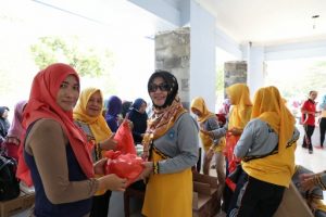 Septi Istiqlal Senam Bersama dan Bagikan Sembako Murah