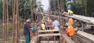Warga Bersama Satgas TMMD Kebut Pembuatan Jembatan di Desa Sebrang Sanglar