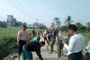 Gambaran Kebersamaan Satgas TMMD ke-106 Kodim 0314/Inhil Bersama Warga Reteh
