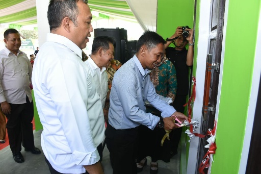 Bupati Umar Ahmad Resmikan Bedah Rumah di Kecamatan Tumi Jajar