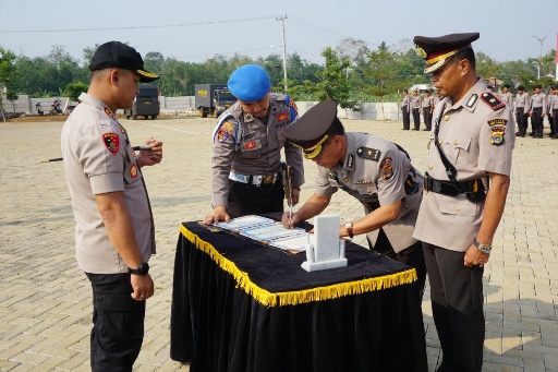 AKBP Popon Pimpin Sertijab Kasat Lantas Polres Pesawaran dan Kapolsek Gedong Tataan