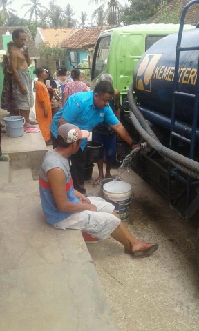 Warga Cimanuk Berbondong Ngantri Suplai Air Bersih dari Pemkab Pesawaran