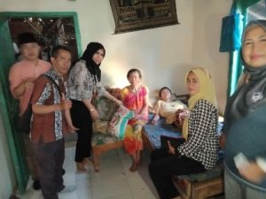 Evi Susina Bersama Pengurus LPA Pesawaran Sambangi Ani (38) Penderita Lumpuh