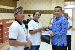 Bupati Dendi Ramadhona Lepas 50 Peserta Wisata Religi ke Pulau Jawa dan Bali