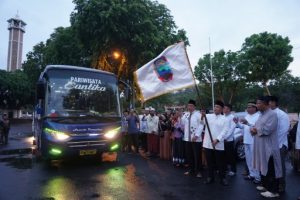 Ba’da Shalat Shubuh, Nanang Ermanto Iringi Keberangkatan 30 Peserta Umroh