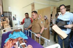 Besuk Salimin, Nanang Ermanto Janji Bangunkan Rumah