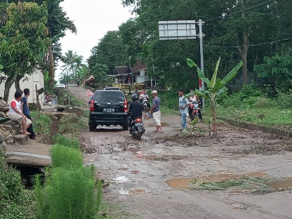 Kesal, Masyarakat Sukamaju Waylayap Tanam Pohon Pisang di Jalan Rusak