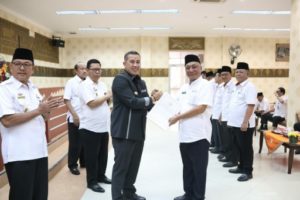 Bupati Dendi Serahkan SK Dewan Riset Daerah Kabupaten Pesawaran